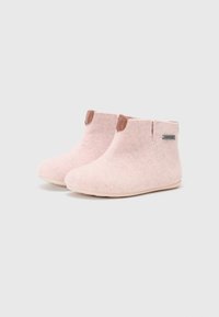 Roze vilten enkelboots met ronde neuzen, leren accenten bovenaan en een zachte, gestructureerde afwerking. Voorzien van een klein metalen logo aan de zijkant.