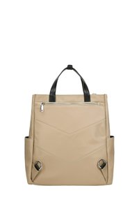 Beige nylon rugzak met zwarte leren handvatten, een voorzak met rits, zijzakken zonder sluiting en chevron stiksel details.