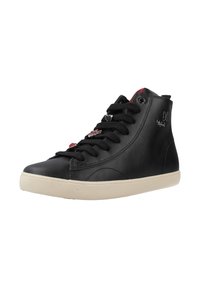 Czarne wysokie sneakersy wykonane z gładkiej skóry, z okrągłymi sznurowadłami, białą gumową podeszwą i dekoracyjnymi elementami na cholewce.