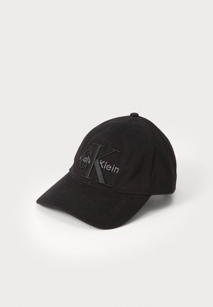 Zwarte baseballpet van katoen met een gebogen klep, met een geborduurd "CK" logo en "Calvin Klein" tekst in een strak ontwerp.