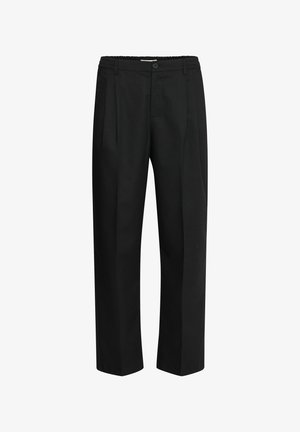 Černé kalhoty vyrobené z látky s hladkou strukturou, s rovnými nohavicemi, záhyby v přední části a elastickým pasem.