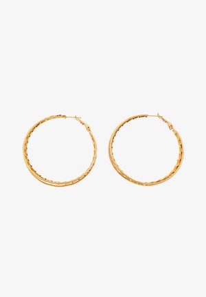 Pereche de cercei cerc răsuciți aurii cu închizători cu balama pe fundal alb.