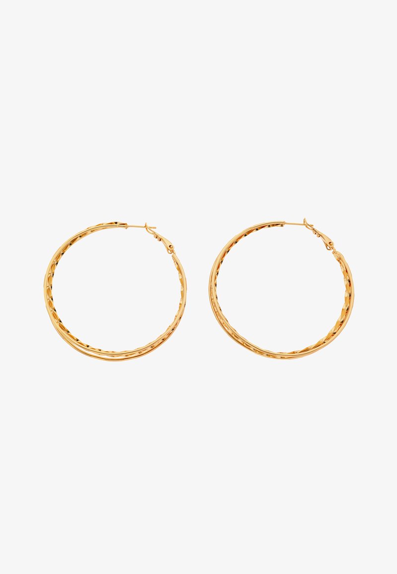 Pereche de cercei cerc răsuciți aurii cu închizători cu balama pe fundal alb.