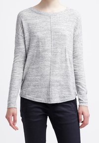 Heathergrijs top met lange mouwen, een ronde halslijn, zijnaden en een gebogen zoom. De stof heeft een zachte textuur en een licht, licht elastisch gevoel.