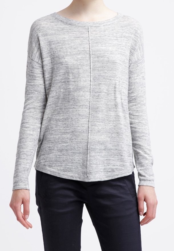 Heathergrijs top met lange mouwen, een ronde halslijn, zijnaden en een gebogen zoom. De stof heeft een zachte textuur en een licht, licht elastisch gevoel.