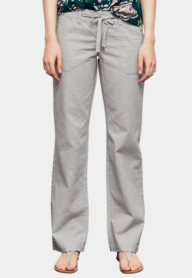 Pantalons en lin mélangé gris clair avec une coupe décontractée, présentant une taille nouée et deux poches avant. Texture lisse avec un design à jambes larges.