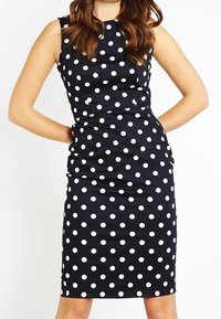 Námořnické šaty s bílými puntíky, bez rukávů, přiléhavý silueta, délka po kolena, hladká textilie a jemné řasení.