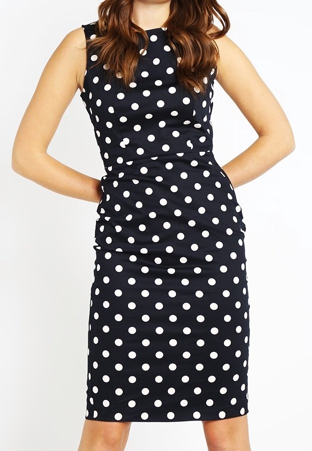 Námořnické šaty s bílými puntíky, bez rukávů, přiléhavý silueta, délka po kolena, hladká textilie a jemné řasení.