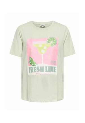 Lysegrøn T-shirt med korte ærmer og et pink firkantet motiv, der viser et cocktailglas med is, limeskiver, glitrende effekter og teksten "Fresh Lime".