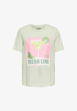 Lysegrøn T-shirt med korte ærmer og et pink firkantet motiv, der viser et cocktailglas med is, limeskiver, glitrende effekter og teksten "Fresh Lime".