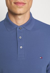 Tommy Hilfiger Polo - faded indigo