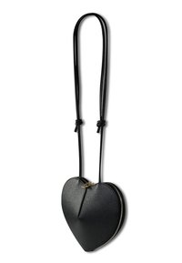 Zwarte hartvormige schoudertas van textuurleer, met een ritssluiting en lange, geknoopte banden. Accenten van goudkleurig beslag.