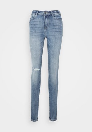 Jeans skinny em denim azul claro, com um joelho rasgado, design clássico de cinco bolsos e fecho de zip com botão.