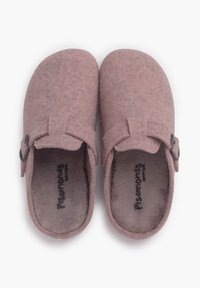 Pantofole in feltro rosa con morbida fodera interna, dettagli con cinturini annodati e solide fibbie scure. Design con punta arrotondata e suola piatta.