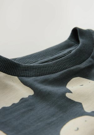 Dunkelgraues T-Shirt mit einem gerippten Rundhalsausschnitt und einem cremefarbenen abstrakten Design auf der Vorderseite. Weicher Baumwollmaterial.