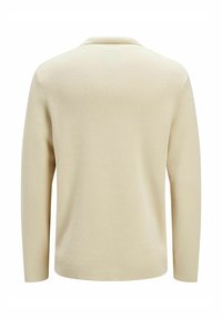 Beige hosszú ujjú kötött felső, texturált felülettel, kivágott gallérral és egyenes szabással, kényelmes és alkalmi viselethez tervezve.