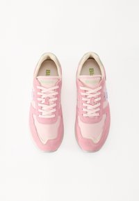 Baskets roses en suède et cuir, dotées d'un col rembourré, d'accents texturés et de lacets de couleur claire. Logo vert sur les semelles intérieures.