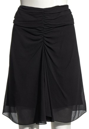 Jupe noire longueur genou avec détail froncé à la taille et tissu fluide superposé créant un effet drapé à l'avant.