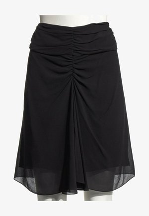 Jupe noire longueur genou avec détail froncé à la taille et tissu fluide superposé créant un effet drapé à l'avant.