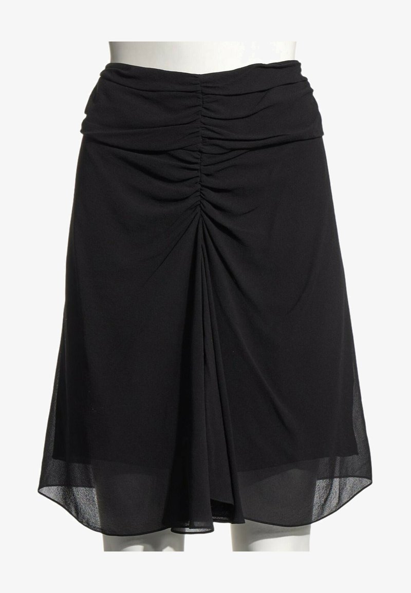 Jupe noire longueur genou avec détail froncé à la taille et tissu fluide superposé créant un effet drapé à l'avant.