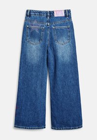 Breda ben jeans i blå denim med en blekt finish, med en rosa stjärna som dekoration på bakfickan och en logotyp-patch i rosa på midjan.