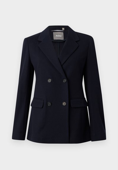 Μπλε ναυτικό διπλό σακάκι με γέφυρες, τέσσερα μαύρα κουμπιά και δύο μπροστινές τσέπες με καπάκι, με ετικέτα MM, παρουσιάζεται σε λευκό φόντο.