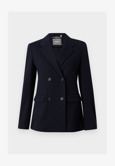 Μπλε ναυτικό διπλό σακάκι με γέφυρες, τέσσερα μαύρα κουμπιά και δύο μπροστινές τσέπες με καπάκι, με ετικέτα MM, παρουσιάζεται σε λευκό φόντο.