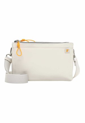 Maža stačiakampė balta rankinė per petį su priekiu kišenėle, sidabriniu užtrauktuku, geltona traukimo kilpa ir reguliuojamu audinio dirželiu.