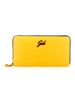 Portafoglio giallo acceso con zip nera e logo nero in rilievo sul davanti, su sfondo bianco.