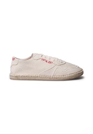 Baskets espadrilles en toile beige clair avec semelle enveloppée de jute et broderie rouge "TPX OP" près des lacets et du talon.