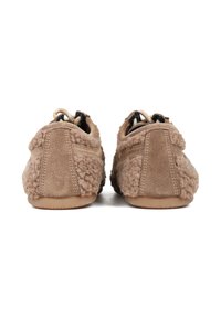 Brązowe zamszowe kapcie z miękką, teksturowaną wełnianą cholewką, z zaokrąglonym noskiem i gumową podeszwą dla lepszej przyczepności. Akcentowane dekoracyjnymi szwami.