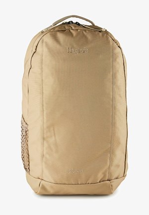 Zaino Beige Haglöfs Skuta 15 con scomparto principale con cerniera e tasca laterale in rete, progettato per l'uso all'aperto.