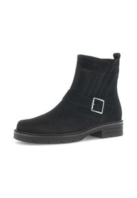 Zwarte enkelboot met zilveren gesp, lage hak en trekband, met stikdetails en een robuuste rubberen zool.