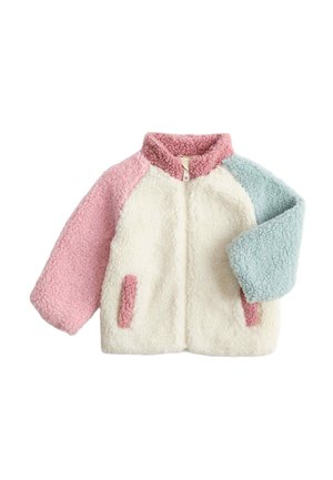 Børns fluffy jakke med hvid krop, lyserød venstre ærme og krave, lyseblåt højre ærme, lynlås foran og lommer med lyserød kant.