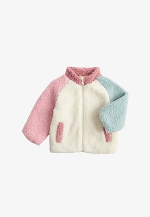 Børns fluffy jakke med hvid krop, lyserød venstre ærme og krave, lyseblåt højre ærme, lynlås foran og lommer med lyserød kant.