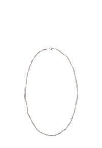 Sølv kæde halskæde med et snoet design, har en abstrakt tekstur og en simpel lås. Den overordnede form er oval.