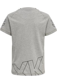 Grå kortärmad t-shirt i mjukt tyg med stort svart geometriskt bokstavsdesign på ryggen och vinklade detaljer på ärmarna.