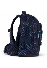 Navy-musterucksack mit geometrischen Designs in Blau und Lila. Verfügt über gepolsterte Träger, eine Seitentasche und verstellbare Schnallen.