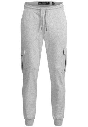 Szare dresy wykonane z miękkiego materiału, z elastycznym pasem w talii z sznurkiem, bocznymi kieszeniami cargo oraz zwężającymi się nogawkami.