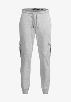 Sivé športové nohavice vyrobené z mäkkej látky, s elastickým pásom na šnúrku, postrannými cargo vreckami a zúženými nohavicami.