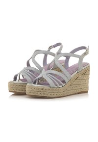 Sandalias de cuña plateadas con brillo, con múltiples tiras entrelazadas, suela de cuerda estilo espadrille y una plantilla acolchada en color lila.