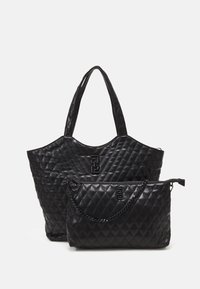 Svart vadderad läder toteväska med två handtag och en matchande zip-väska. Båda har ett texturerat diamantmönster och logotypaccenter.