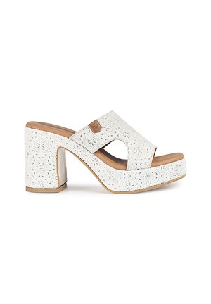Mules de tacón plataforma blancas con un diseño recortado. Patrón floral texturizado en la parte superior, que presenta un acento marrón en la correa.