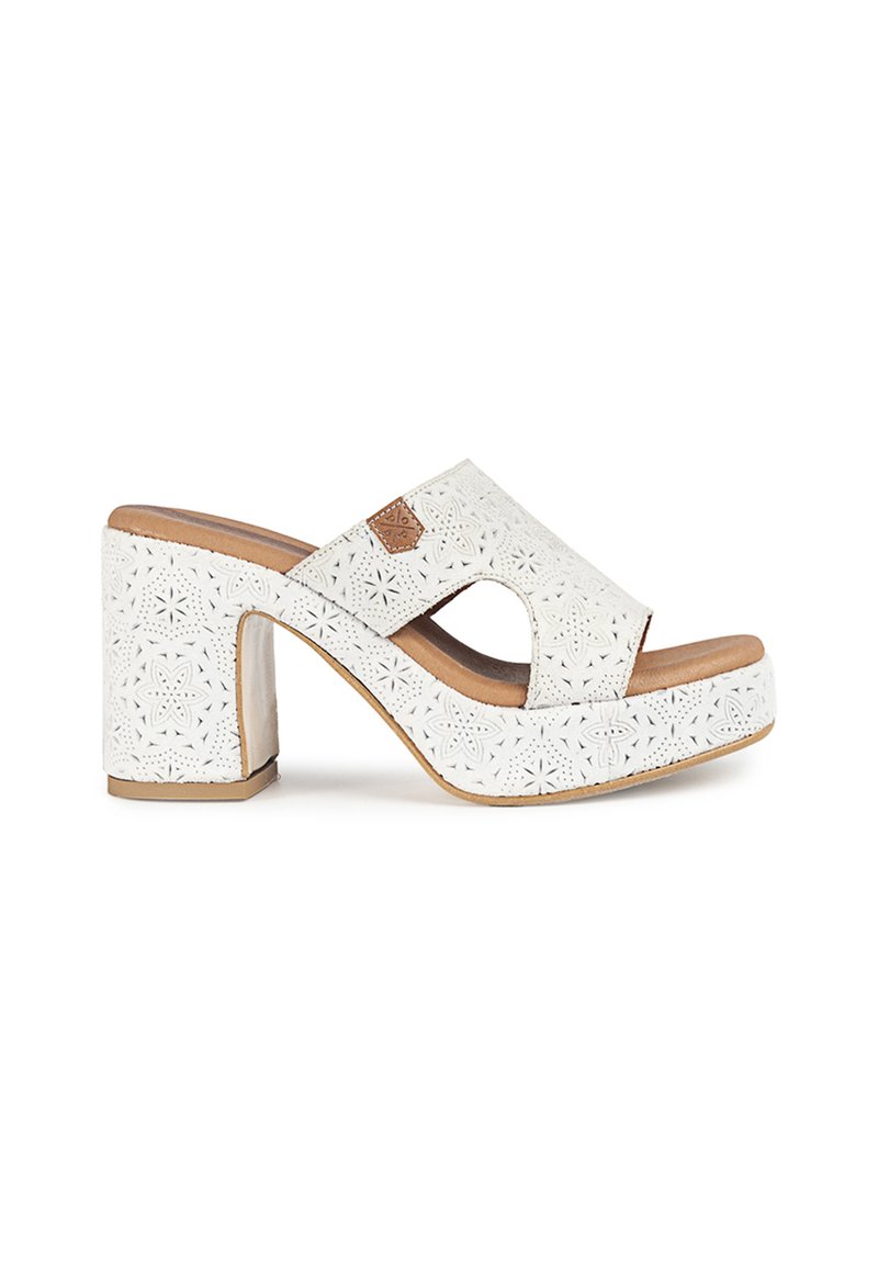 Mules de tacón plataforma blancas con un diseño recortado. Patrón floral texturizado en la parte superior, que presenta un acento marrón en la correa.