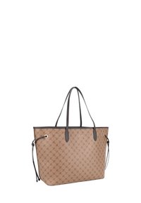 Bežová taška přes rameno s vzorovaným povrchem, černými koženými detaily, dvojitými ramenními popruhy a kovovým logem. Má otevřený vršek a boční šňůrky.