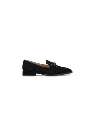 Mocassino in suede nero con tacco basso, punta affusolata e decorazione in cristallo sul davanti. Texture liscia e design classico.