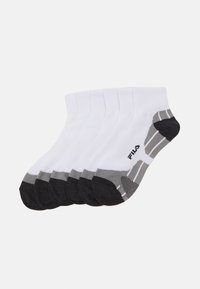Calzini bianchi alla caviglia con accenti neri sulla punta e sul tallone. Presenta strisce grigie e logo. Tessuto morbido e elastico progettato per comfort e vestibilità.