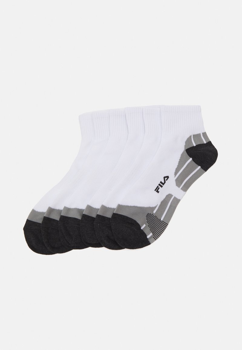 Calzini bianchi alla caviglia con accenti neri sulla punta e sul tallone. Presenta strisce grigie e logo. Tessuto morbido e elastico progettato per comfort e vestibilità.