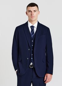 Completo in blu navy con giacca monopetto a revers, gilet coordinato, camicia bianca e cravatta a righe. Tessuto morbido e design aderente.