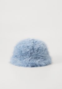 Faux fur bøttehatt i lys blå, med en myk, fluffy tekstur og rund form, designet for å passe godt på hodet.